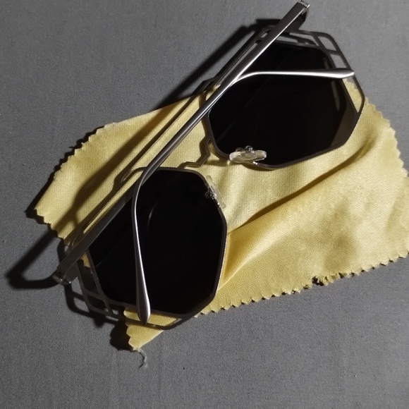 Mirrored Sunglasses - Picture 4 of 9